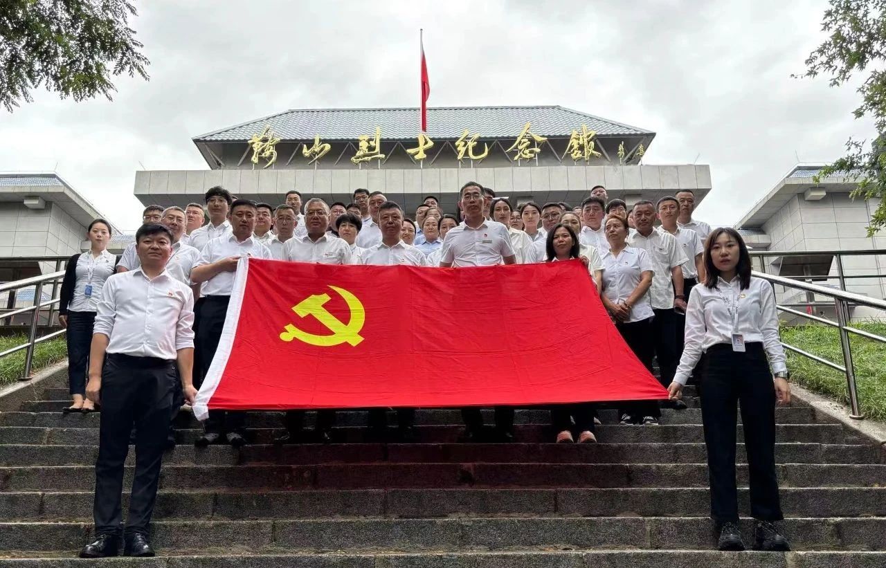 鞍勤集團(tuán)、公服集團(tuán)開展“憶初心、強(qiáng)黨性、轉(zhuǎn)作風(fēng)、建新功”慶“七·一”主題黨日活動